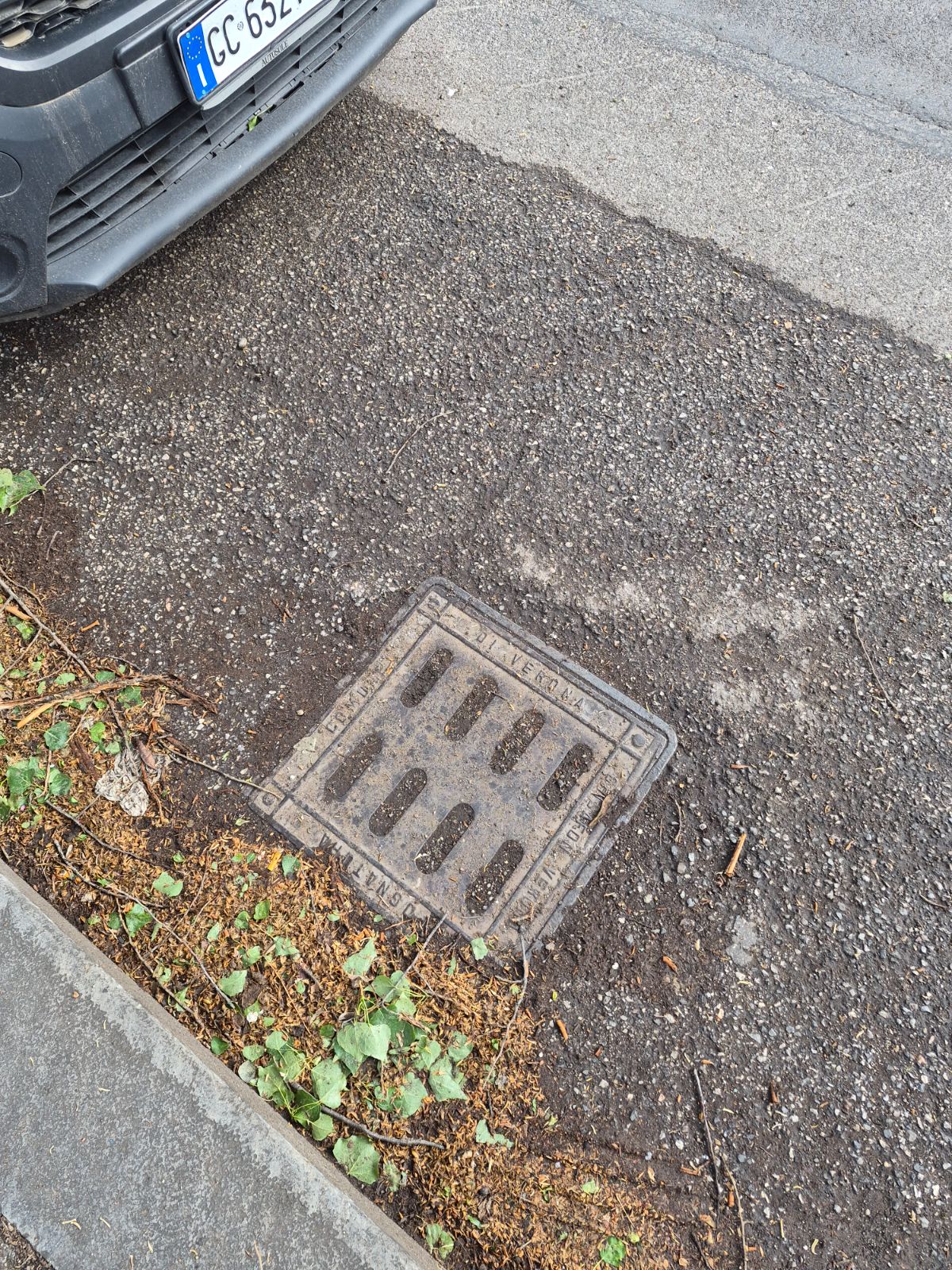 Via San Giacomo caditoia zeppa